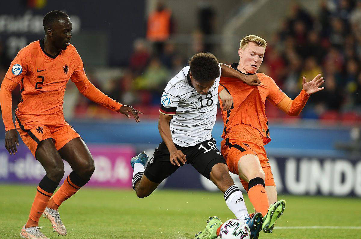 米兰体育官网登录入口-欧联窗口期再迎强敌，费耶诺德临场应变，主帅态度——信心回归，团队化学反应显著